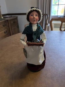 Byers Choice The Carolers 2010 A Christmas Carol Mrs. Cratchit w/ Roast & Basket - Picture 1 of 11