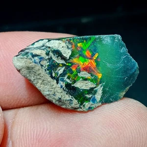 Äthiopischer geräucherter schwarzer Opal grob 10,40ct intensive Feuerfarbe Spielopal Edelstein - Bild 1 von 5