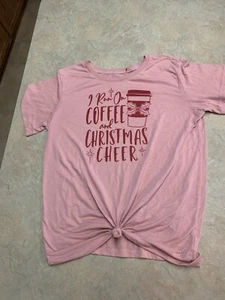 I Run On Coffee And Christmas Cheer Women’s Medium Pink 8-10 Tie Down T Shirt - Picture 1 of 4