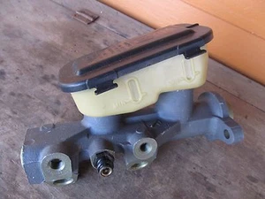 NOS 1983-1986 CHEVY Buick Cadillac MASTER CYLINDER w/ RESERVOIR - Picture 1 of 6