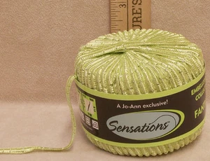 NUEVO hilo Fantasy Sensations verde claro con cinta plateada brillante 27,34 yardas - Imagen 1 de 2