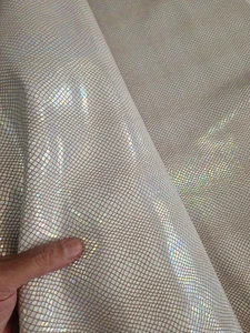 Schafsleder col. weiß Regenbogen, irisierend glänzend Schlangenprint Leder - Bild 1 von 7