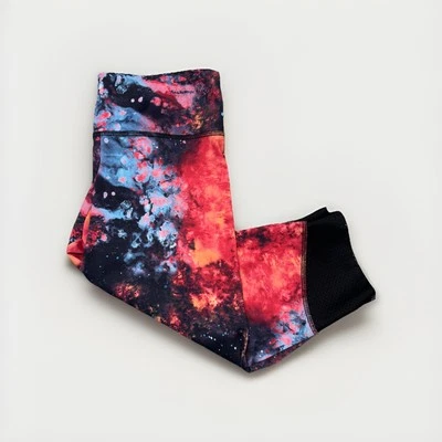 Pantalones capri de yoga Onzie rosa espacio galaxia cielo malla negra ventilada talla M/L Foto 1 de 4