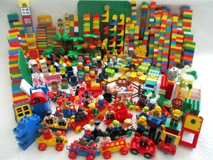 Riesiges Bulk Lot Lego Duplo Blöcke Steine Figuren Möbel Eisenbahn Autos 1.200 Stück - Bild 1 von 21