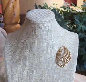 Monet hoja estilizada tono dorado; tejido abierto; diseño clásico - Imagen 1 de 7