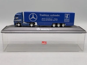 Camion modello H0 1:87 Herpa Mercedes Benz 1838 autoarticolato valigia AVS concessionaria vetrina - Foto 1 di 12