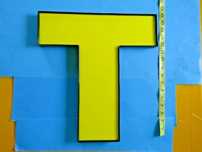 USADO JOYA 16" ALTO PLÁSTICO AMARILLO LETRA 'T' CON ADORNO NEGRO Foto 1 de 4