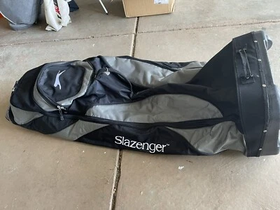 Bolsa acolchada SLAZENGER para viaje de golf con cremallera completa parte inferior de plástico lados suaves con ruedas Foto 1 de 4