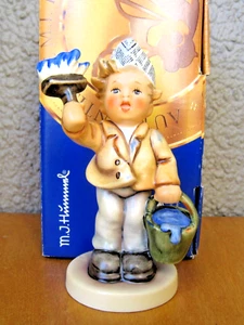 "Statuetta Hummel "UN CAPPOTTO O DUE?" HUM 2040 TMK8 GOEBEL PRIMA EMISSIONE NUOVO CON SCATOLA C818 - Foto 1 di 6