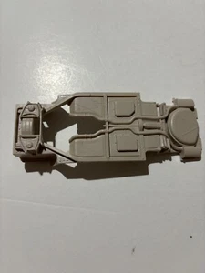 Modellautoteile - AMT 1963 Chevrolet Corvette Conv. Chassis NUR 1/25 Schrottplatz - Bild 1 von 2