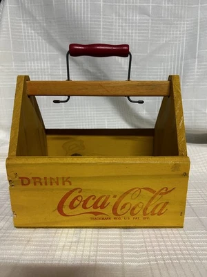 РЕПРОДУКЦИЯ ВИНТАЖНАЯ 1940-е годы Вторая мировая война военные крылья COCA-COLA деревянный желтый 6 бутылок перевозчик - Изображение 1 из 4