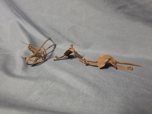 3 Spielzeugsättel aus Kunststoff ohne Pferde - Bild 1 von 7