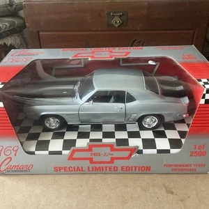 ERTL Collectibles - 1969 CAMARO RS Z/28 - Argento - 1 di 2500 (anni di performance) - Foto 1 di 8