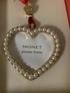 Marco de fotos Monet 2024 tono dorado imitación perla corazón adorno 2,5" - Nuevo en caja - Imagen 1 de 4