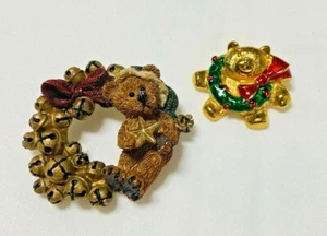 Vintage Weihnachtsbär Broschen Anstecknadeln 2 Stück goldfarbene Emaille und Harz Grannycore - Bild 1 von 4