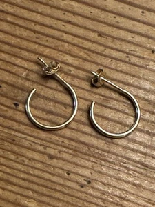 Orecchini a cerchio in oro giallo 14 kt 585 con palo delicato sul retro 0,4 g - Foto 1 di 3