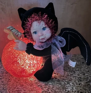 Geschmolzene Popcorn Jack O'Lantern Lampe mit Babypuppe im Plüsch Fledermaus Kostüm - Bild 1 von 9