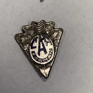VINTAGE CAA ARCHERY BOW & ARROW JUNIOR BOWMAN ENAMEL AWARD PIN LAPEL BADGE - Picture 1 of 5