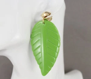 Green leaf Clip On earrings leaf pendant clips textured plastic 3 1/8" long gold - Picture 1 of 8