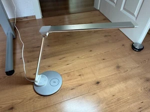 LED Schreibtischlampe Tischlampe dimmbar mit kabelloser Ladestation - Bild 1 von 7