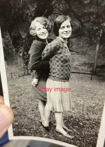 1927 Lesbian Interesting Snapshot Two Affectionate FLAPPER GIRLS Hugging PHOTO - Picture 1 of 3