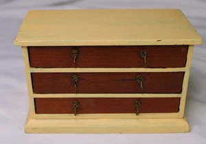 CÓMODA DE MADERA VINTAGE HECHA A MANO PARA CASA DE MUÑECAS 6"W X 3.75"H X 3"D - Imagen 1 de 4