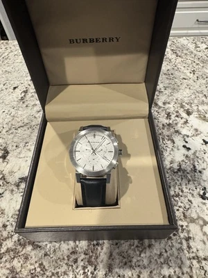 Auténtico Reloj Burberry Mujer - Correa Cuero Negro - Con Caja Y Manual Foto 1 de 4