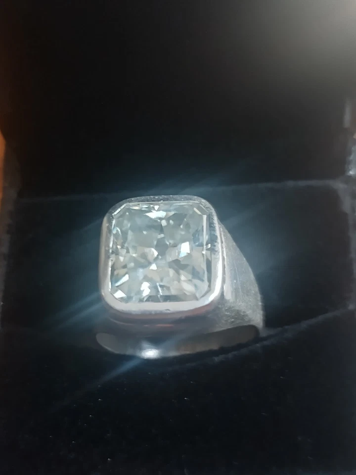Anillo solitario de diamantes grises radiantes con certificación de 8,25 quilates Foto 1 de 1