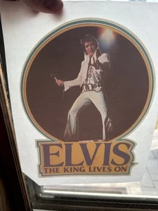 Vintage NOS ELVIS PRESLEY "THE KING LIVES ON" BÜGELBILD T-SHIRT TRANSFER - Bild 1 von 2
