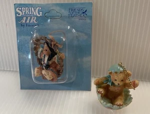 Vintage Enesco Primavera È Nell'Aria 2 Miniature Ornamenti Orsacchiotto Bambina - Foto 1 di 3