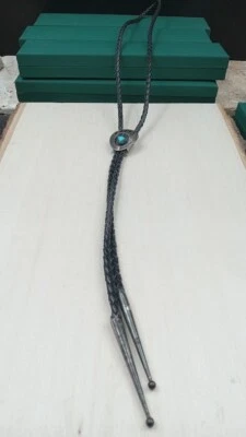 Corbata Navaho Silver Bear Paw & Turquesa Bolo con cordón de cuero Foto 1 de 4