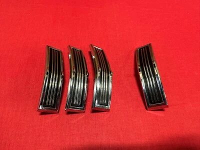 NOS 1964 FORD GALAXIE CUSTOM FENDER EMBLEMS C4AB-16B150-B C4AB-16A096-D FOMOCO Foto 1 de 4