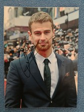 Autografo Theo James, firmato da lui, 15x20 cm