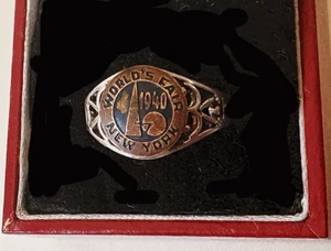 Anello vintage 1940 NEW YORK WORLD'S FAIR in argento sterling; misura 8; fascia ornata - Foto 1 di 4