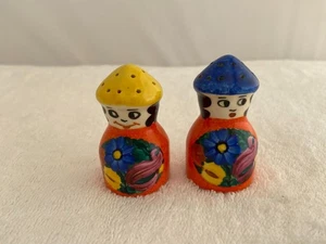 Vintage Hand Painted Czech Mrazek Figural People Salt & Pepper Shakers Orange - Picture 1 of 5
