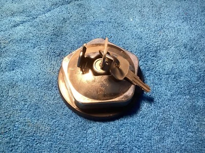 VOLVO 142 144 145 164 NUEVO CROMO GENUINO TAPA GASOLINA 2 LLAVES Foto 1 de 4