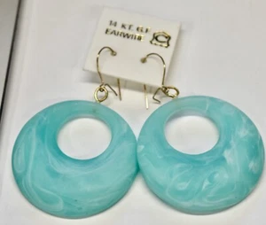 ORECCHINI TRAFORATI VINTAGE CERCHI IN PLASTICA ACQUA LUCE FILI RIEMPITI ORO 1970 AM - Foto 1 di 2