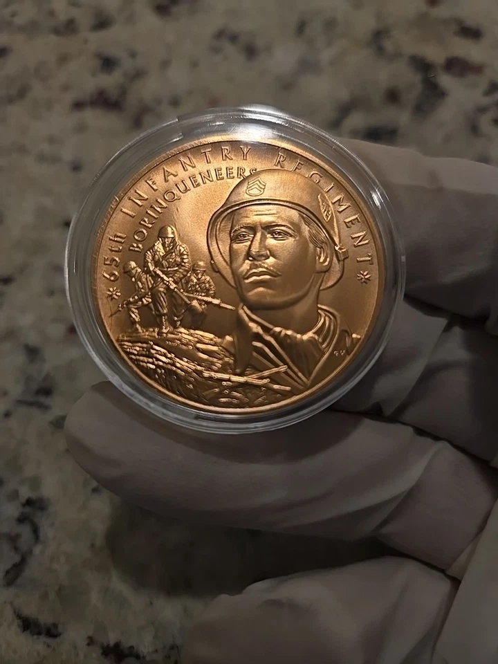 Medalla de bronce Borinqueneers del 65º Regimiento de Infantería de Estados Unidos como nueva Foto 1 de 3