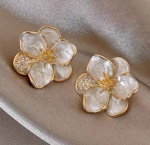Zara Style GOLD Floral Flower Elegant Cute Bohemian Statement Stud Earrings Girl - Picture 1 of 11