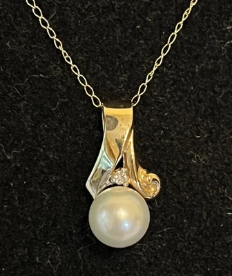 Vintage 10 Kt. Yellow Gold Cultured pearl & Diamond Pendant on Fine 10 Kt Chain - Image 1 of 4