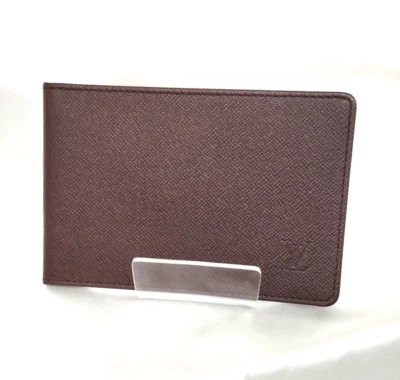 Louis Vuitton Marrón Taiga Cuero Doble Pliegue Pasaporte ID Estuche Portatarjetas Marrón Foto 1 de 4