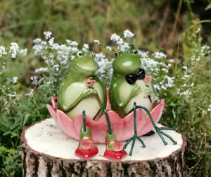 Ceramic Frogs Sitting In Water Lily Salt & Pepper Shakers, Wedding Décor or Gift - Picture 1 of 3