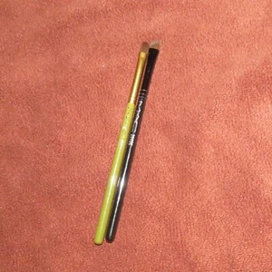 Mac Small Angled Brush Lining, Mac 316SE Synthetic Lip Brush RARE DISC - Picture 1 of 3