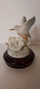 Vintage Porzellan Kolibri auf Holzsockel Spieluhr. Spielt gut - Bild 1 von 4