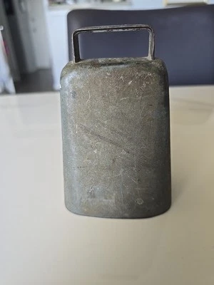 Campana de vaca de granja oxidada rústica antigua primitiva medidas fuertes 5"x2,5"x3,5" Foto 1 de 4