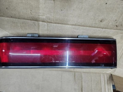 Buick Lesabre 1986-1989 sedán luz trasera pasajero lado derecho fabricante original GM 16503838 Foto 1 de 4