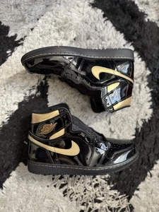 Talla 10 - Jordan 1 Retro Alto OG Negro Metálico Dorado 2020 555088-032 - Imagen 1 de 5