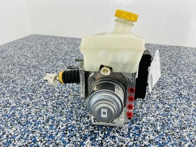 Главный цилиндр тормозного усилителя переднего привода 2018 Alfa Romeo Giulia Quadrifoglio 861314 - Изображение 1 из 4