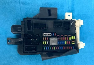 2010-2014 Ford Mustang Multifunction Relay Fuse Box Module BR3T-15604-DA OEM - Picture 1 of 3