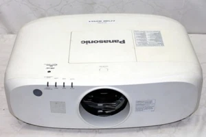 *Panasonic PT-EZ580*Konferenz-Beamer Projektor 5400 Ansi 5000:1 WUXGA projector - Picture 1 of 12